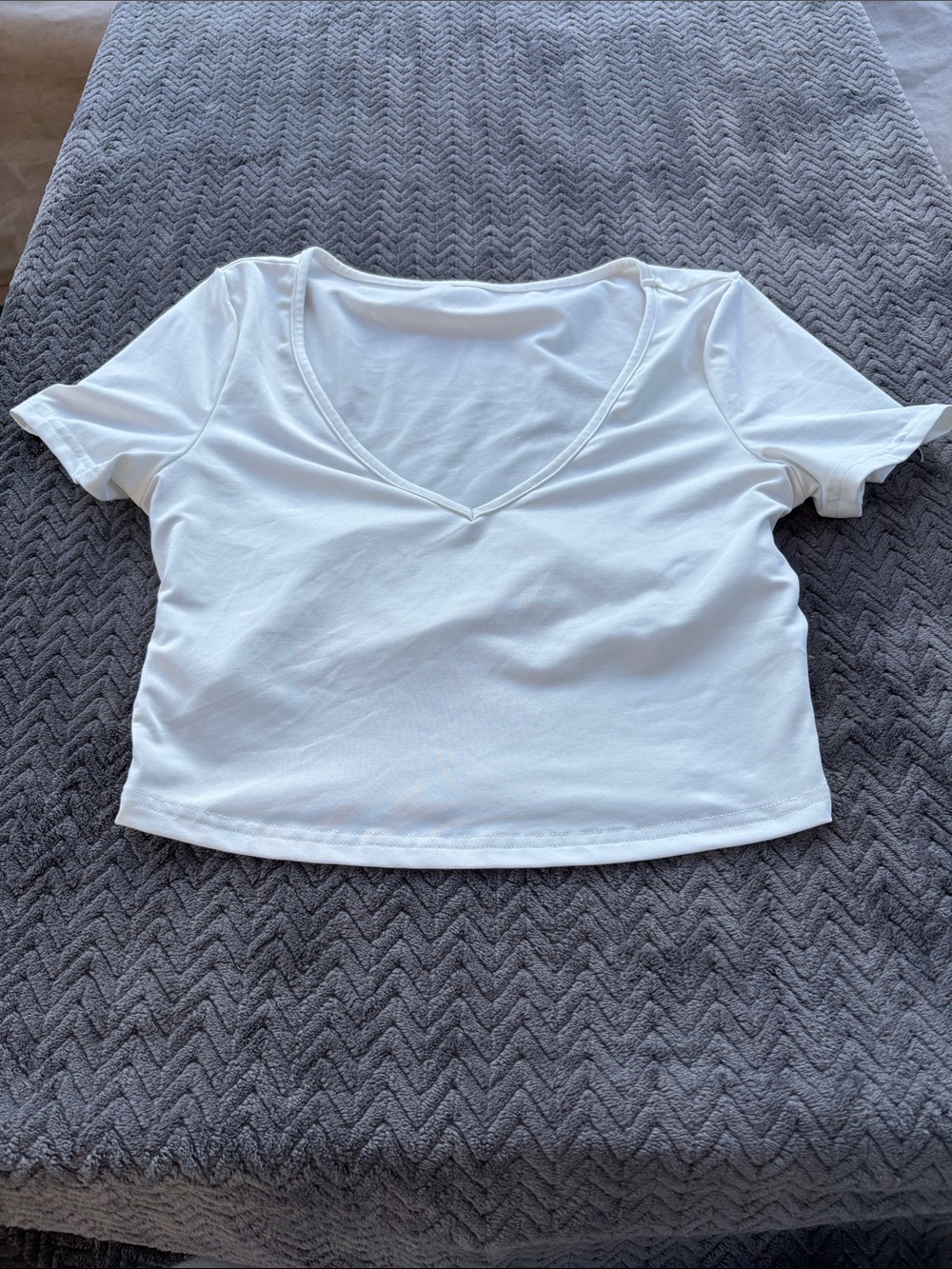 SHEIN White V-Neck Short Sleeve Crop Top